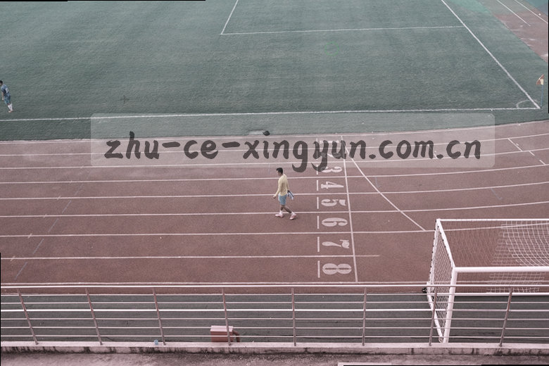 足球滚向门线